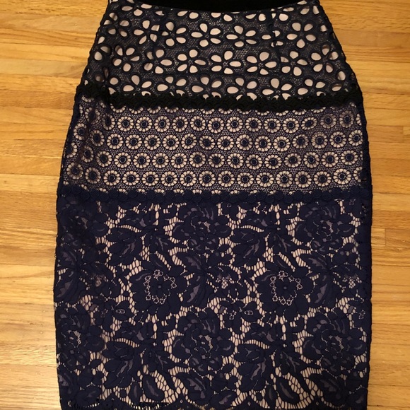 SOLD Boutique Moschino lace purple black pencil skirt 2 - Picture 4 of 8